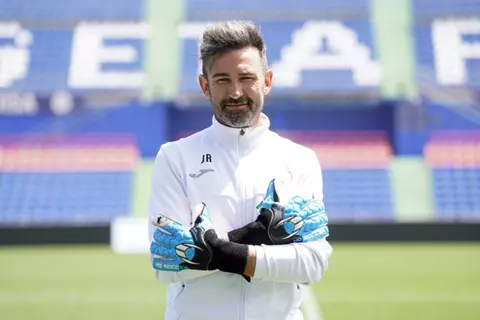 من خيتافي إلى الجزيرة.. من هو خوان خوسيه روا مدرب حراس الأهلي الجديد؟ (فيديو) 